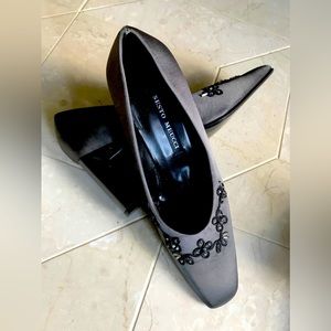 NEW Grey crystal & embroidered accent 5 1/2 dress shoes with heels. Italian made